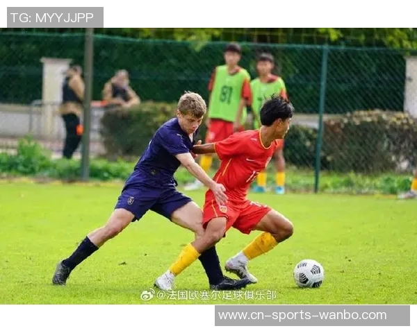 中国犀旺队在法国欧塞尔足球训练基地隆重举行升国旗仪式展现爱国情怀