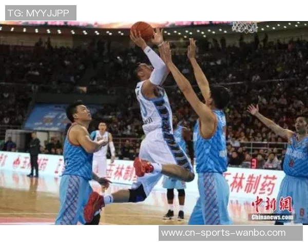 CBA赛场意外瞬间杨瀚森抢篮板时肘击加福德面部引发关注